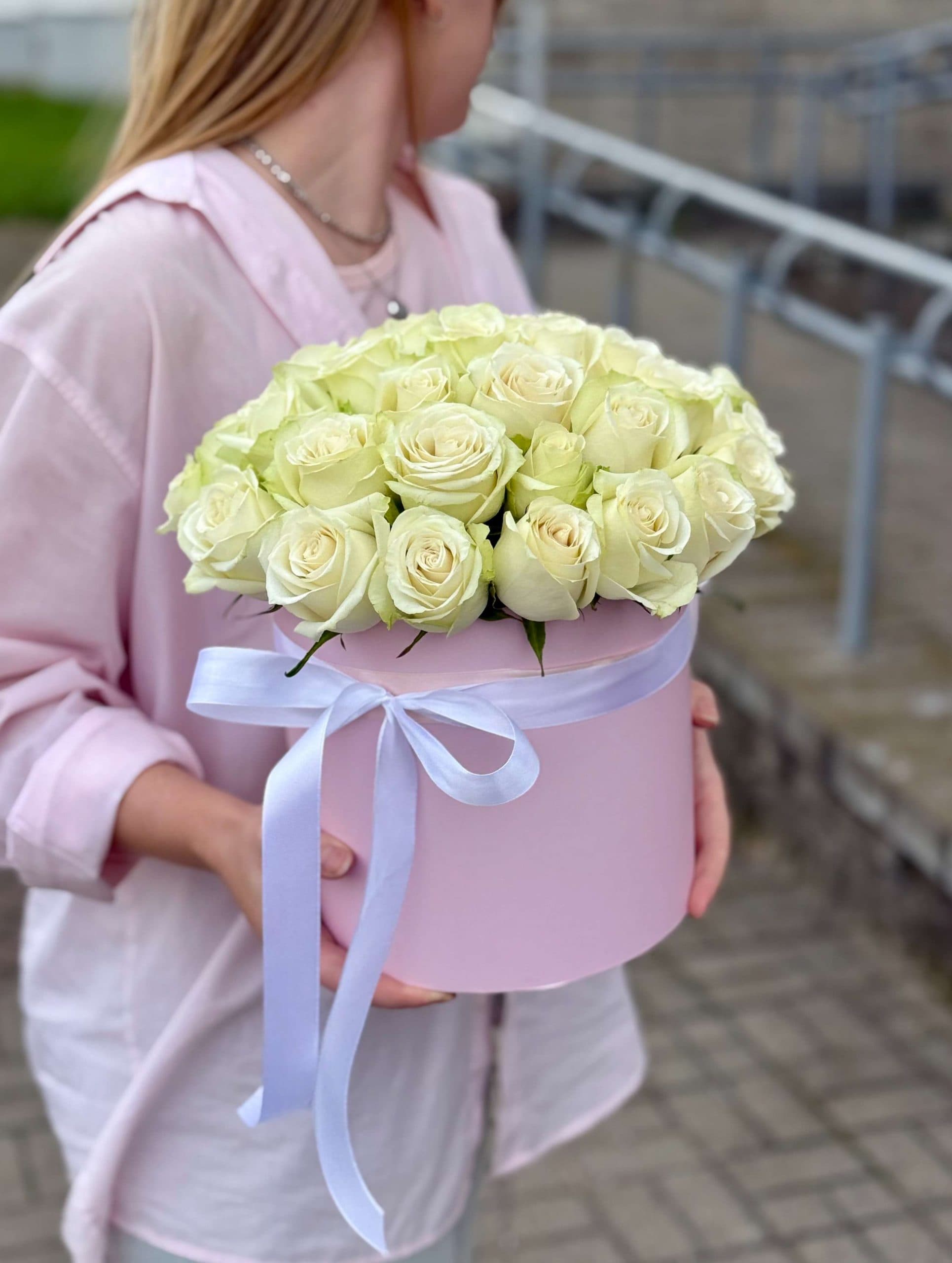 Розы в коробке "Белые 35"