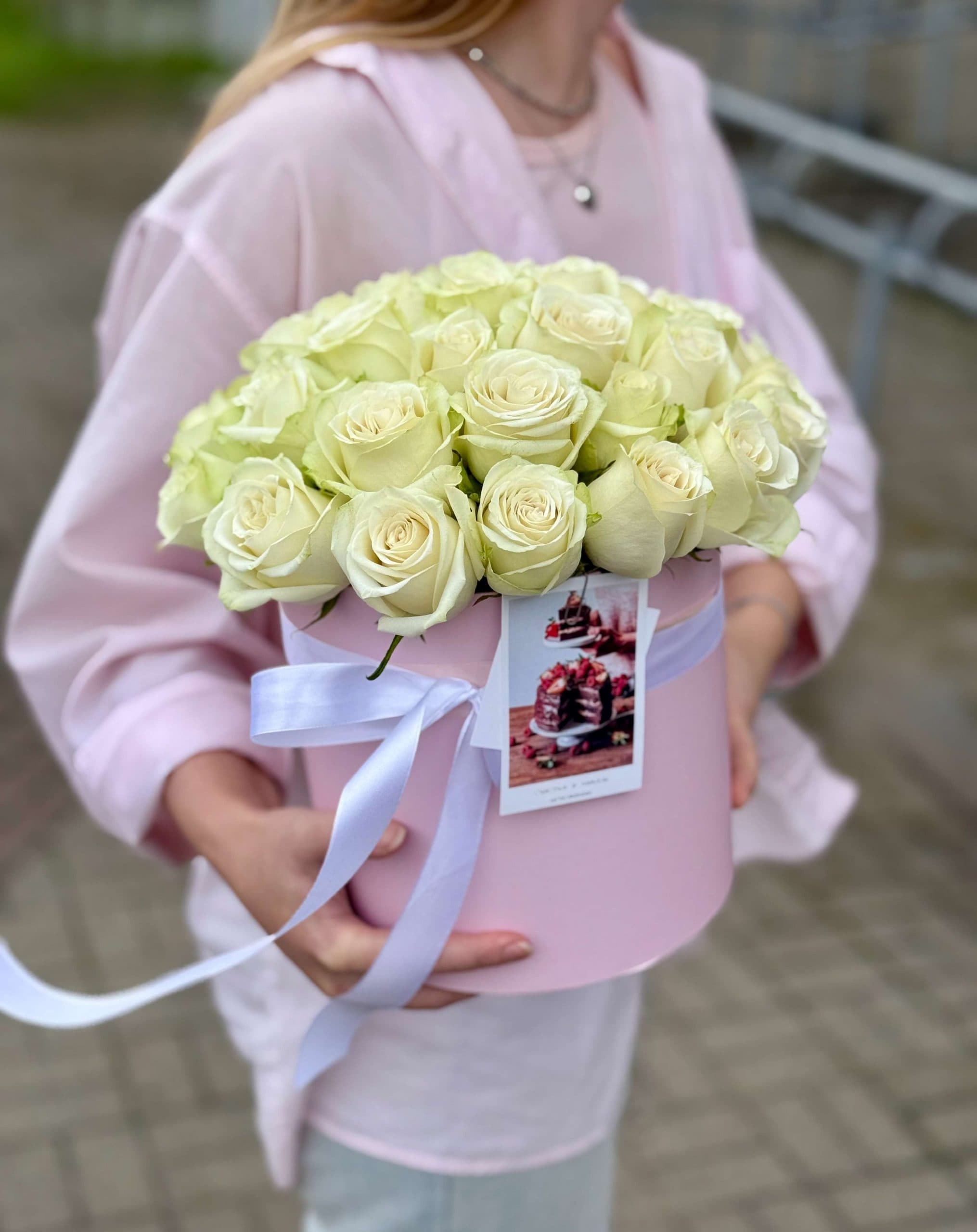 Розы в коробке "Белые 35"