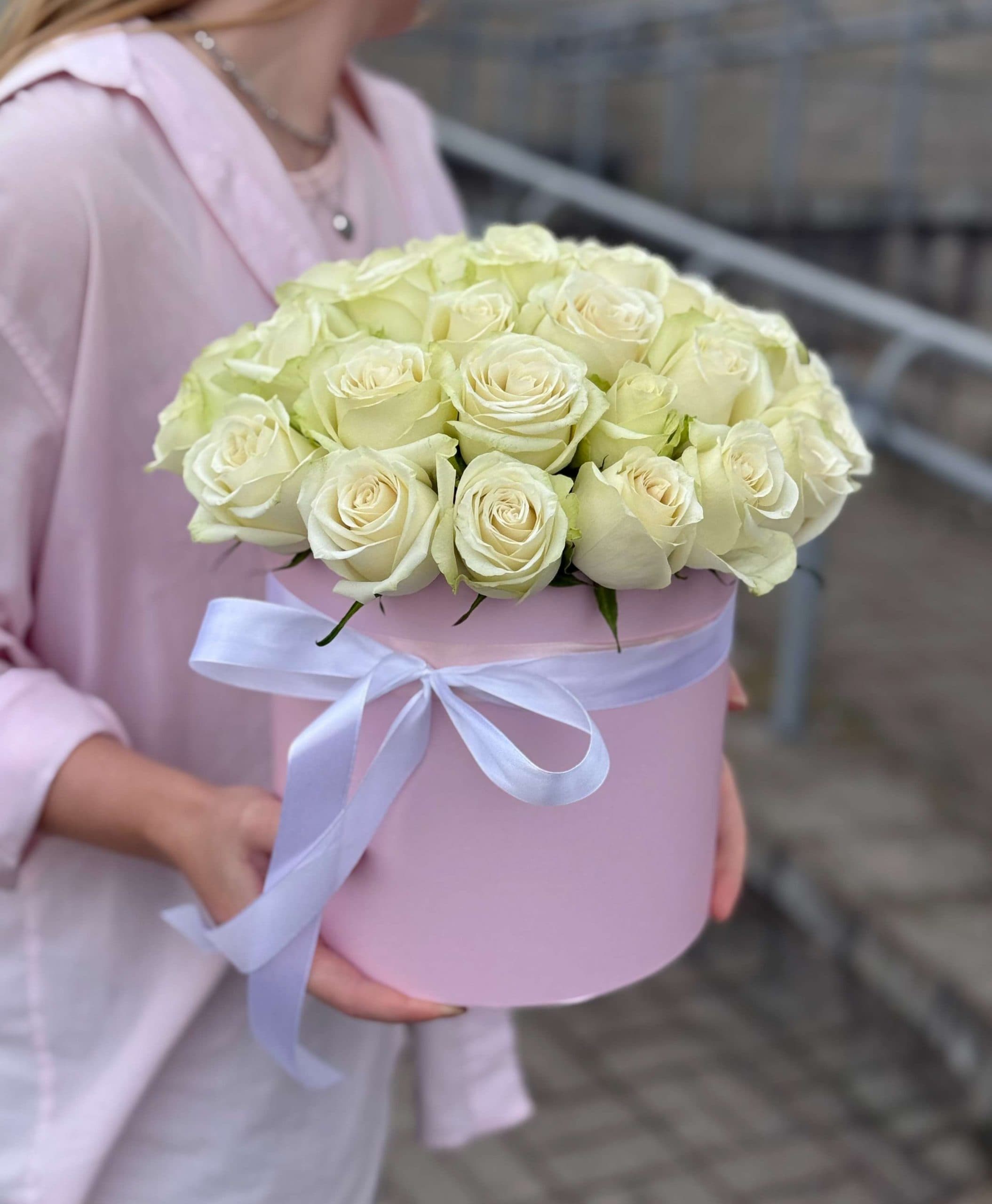 Розы в коробке "Белые 35"