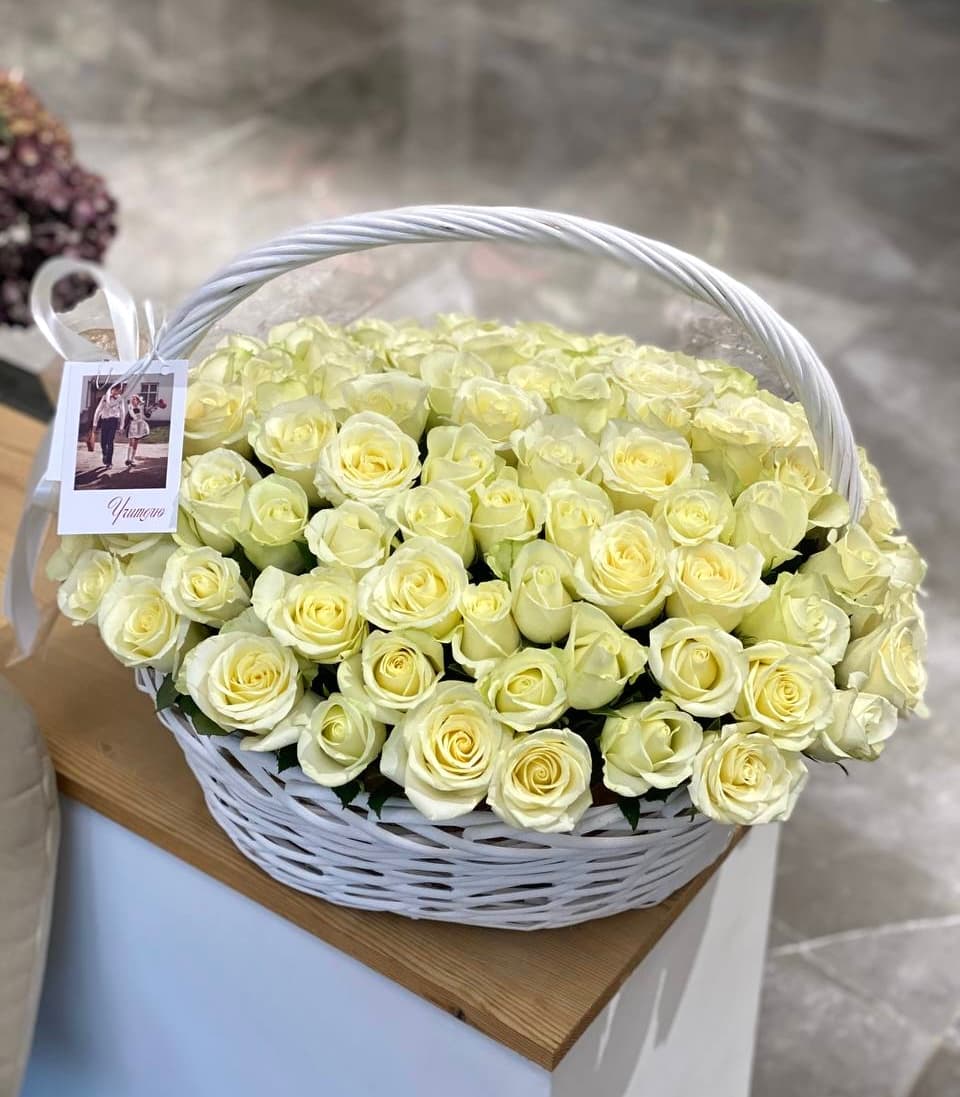 Корзина роз "101 белая"