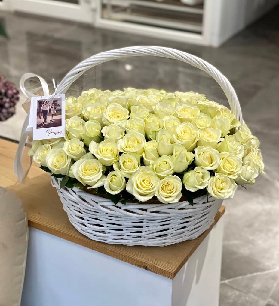 Корзина роз "101 белая"