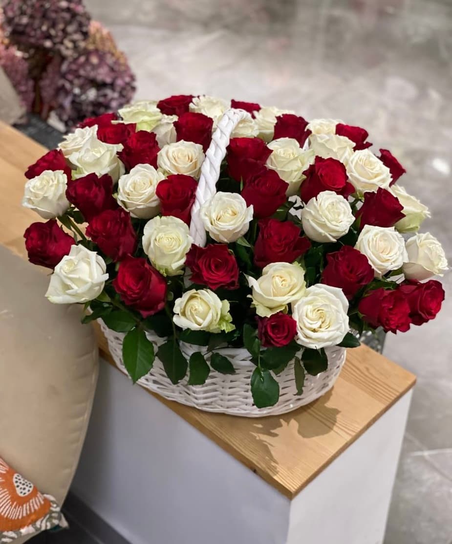 Корзина роз "Красно-белый микс 51"