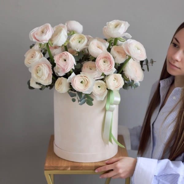 Коробка ранункулюсов "Нежность"