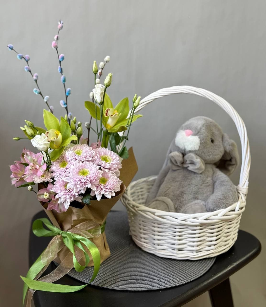 Корзина с зайкой и цветочной композицией