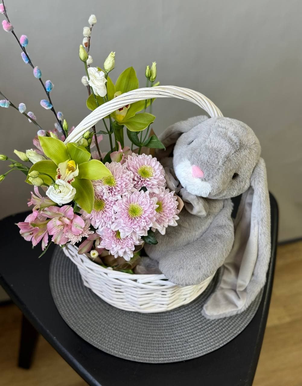 Корзина с зайкой и цветочной композицией