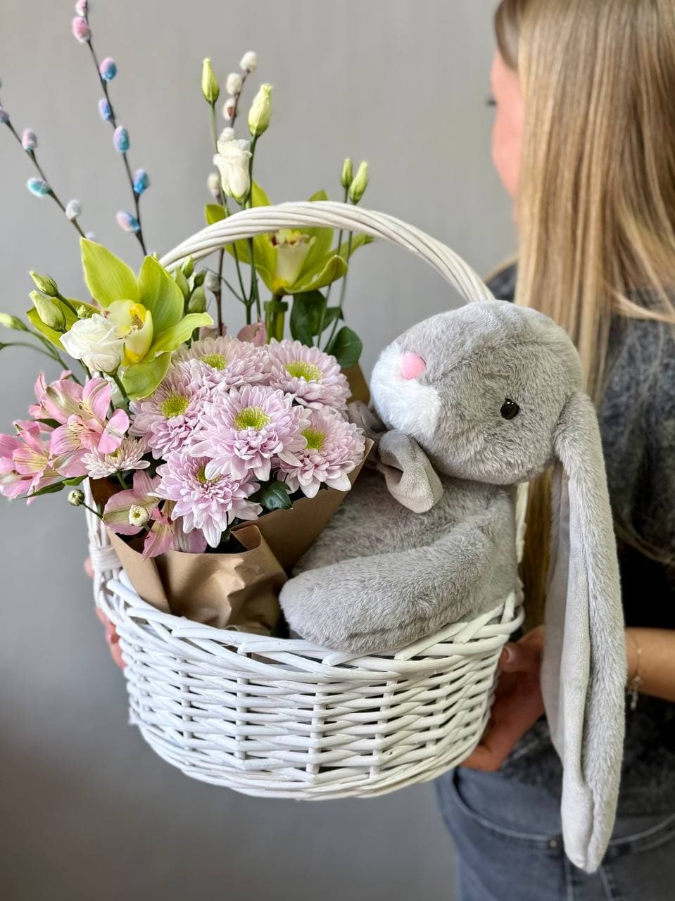 Корзина с зайкой и цветочной композицией