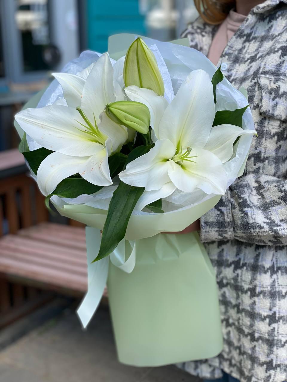 Bouquet of lilies "Fragrant wine"