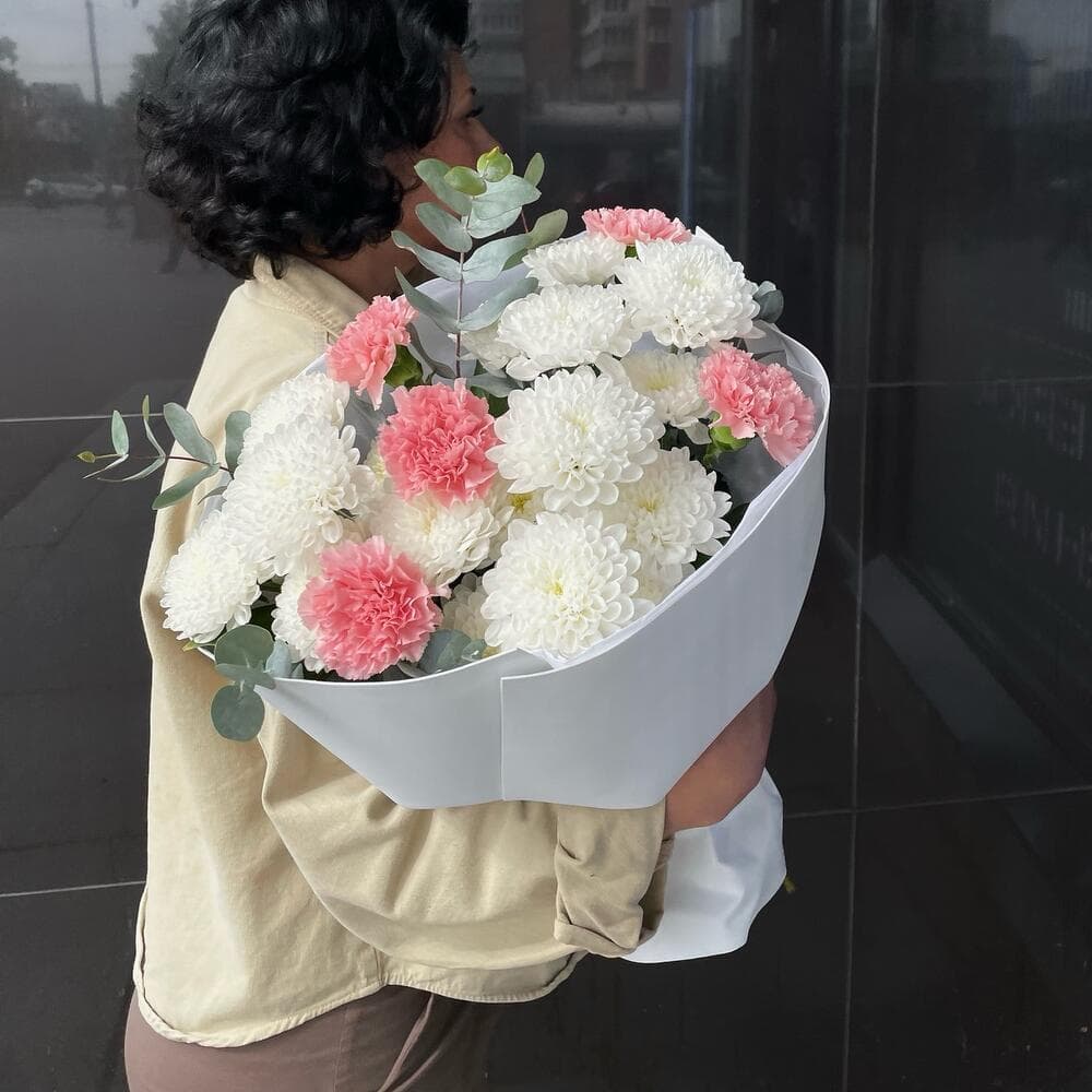 Составной букет "Хризантемы Алтай с диантусами и эвкалиптом"