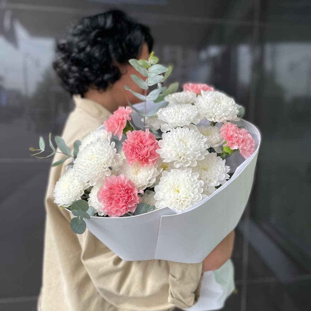 Составной букет "Хризантемы Алтай с диантусами и эвкалиптом"