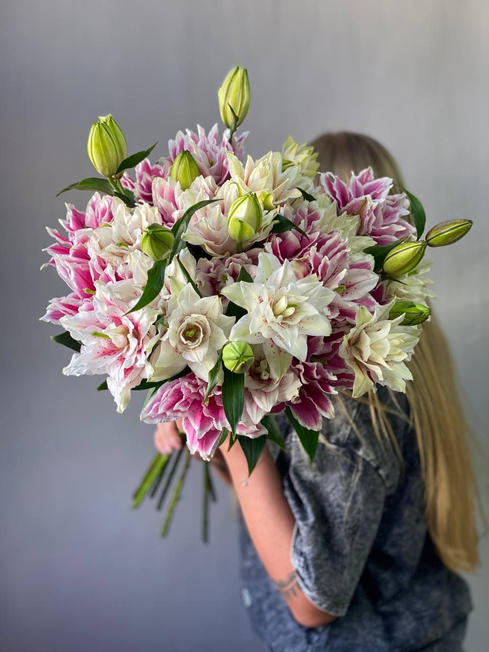 Лилия розовая пионовидная