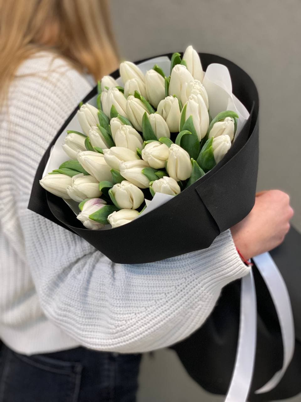 Букет тюльпанов «31 белый в черном»
