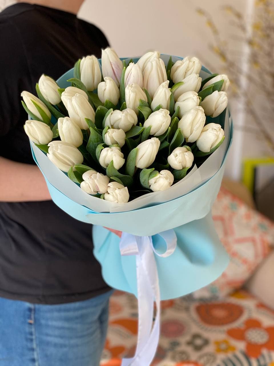 Букет тюльпанов «31 белый в голубом»