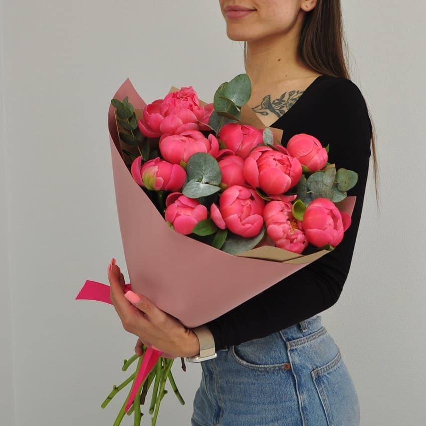 Букет пионов "11 Корал Шарм с эвкалиптом"