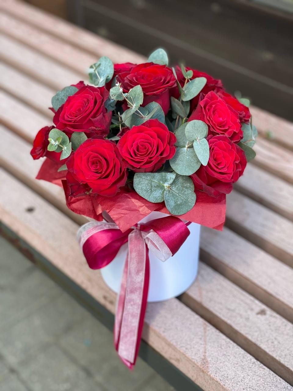 Roses in a box "11 Rhodes with eucalyptus"