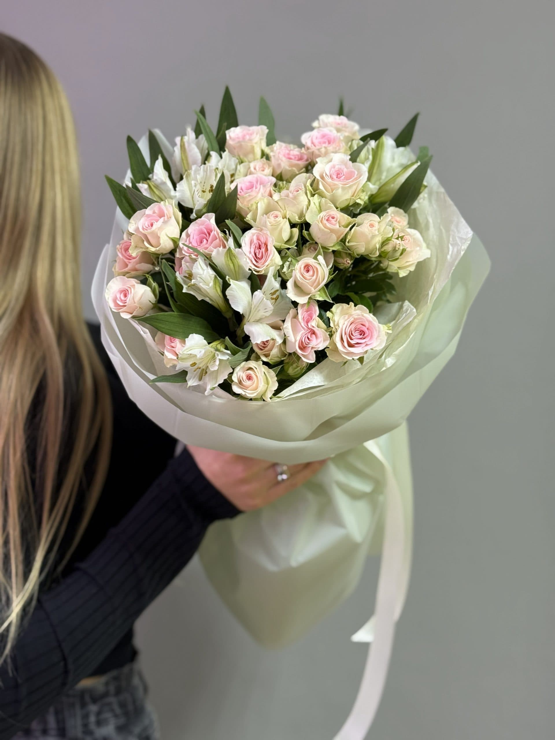 Альстромерии+Куст. розы "Роксана"