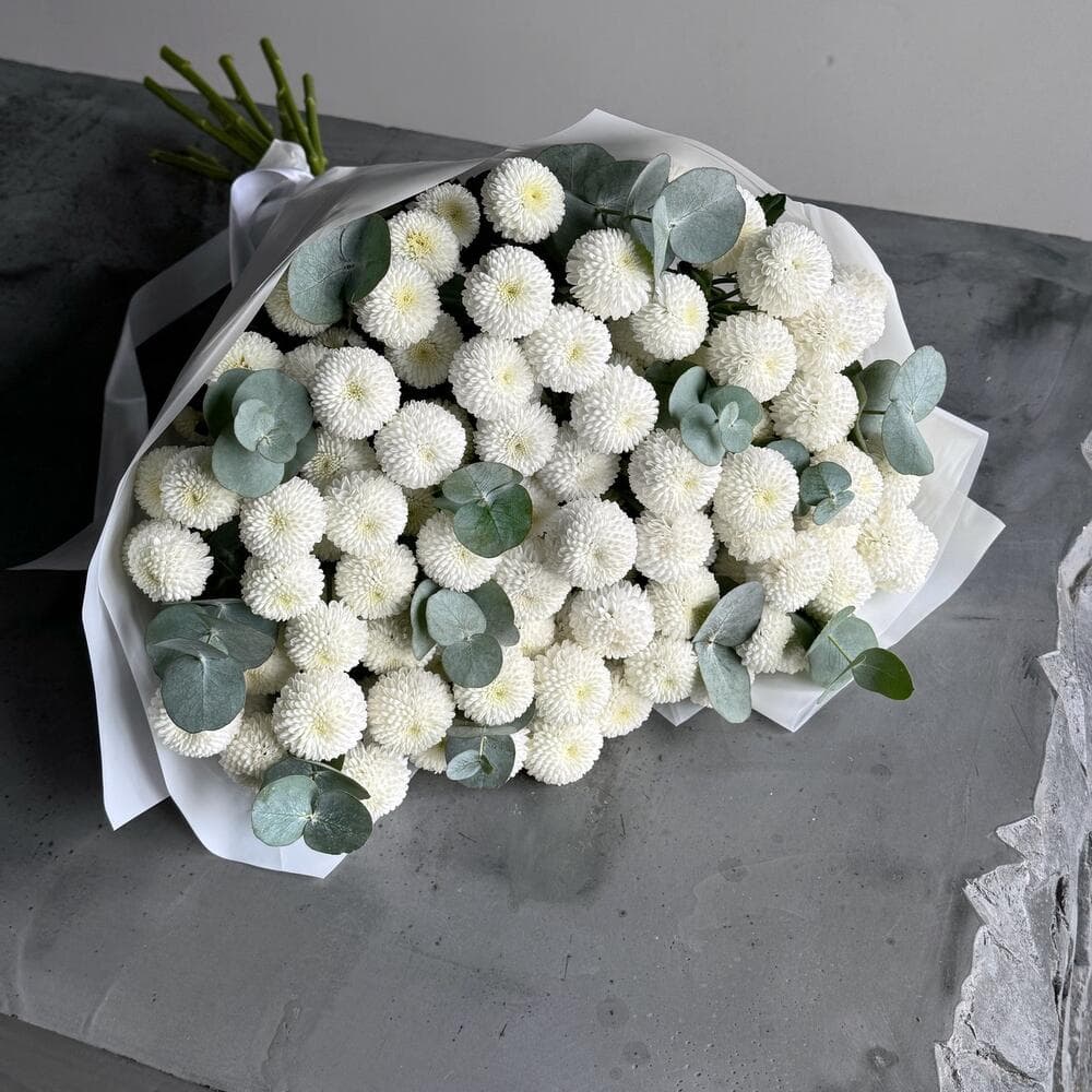 Букет хризантем "11 Ньютон с эвкалиптом"