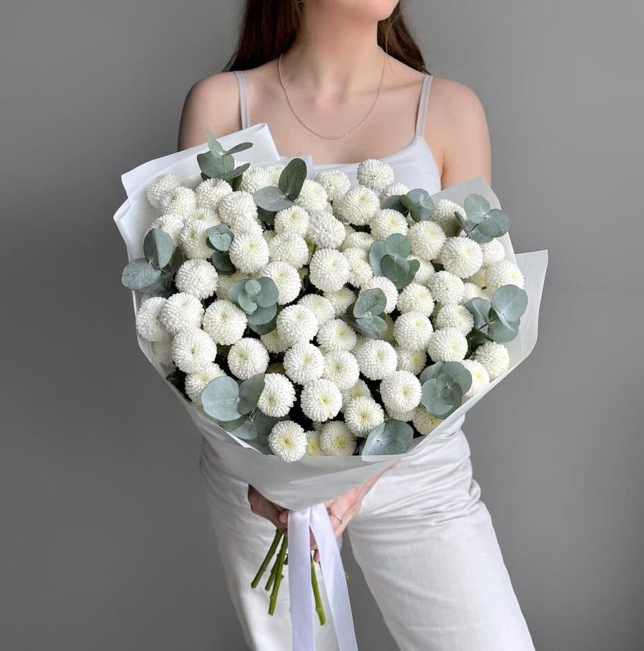 Букет хризантем "11 Ньютон с эвкалиптом"