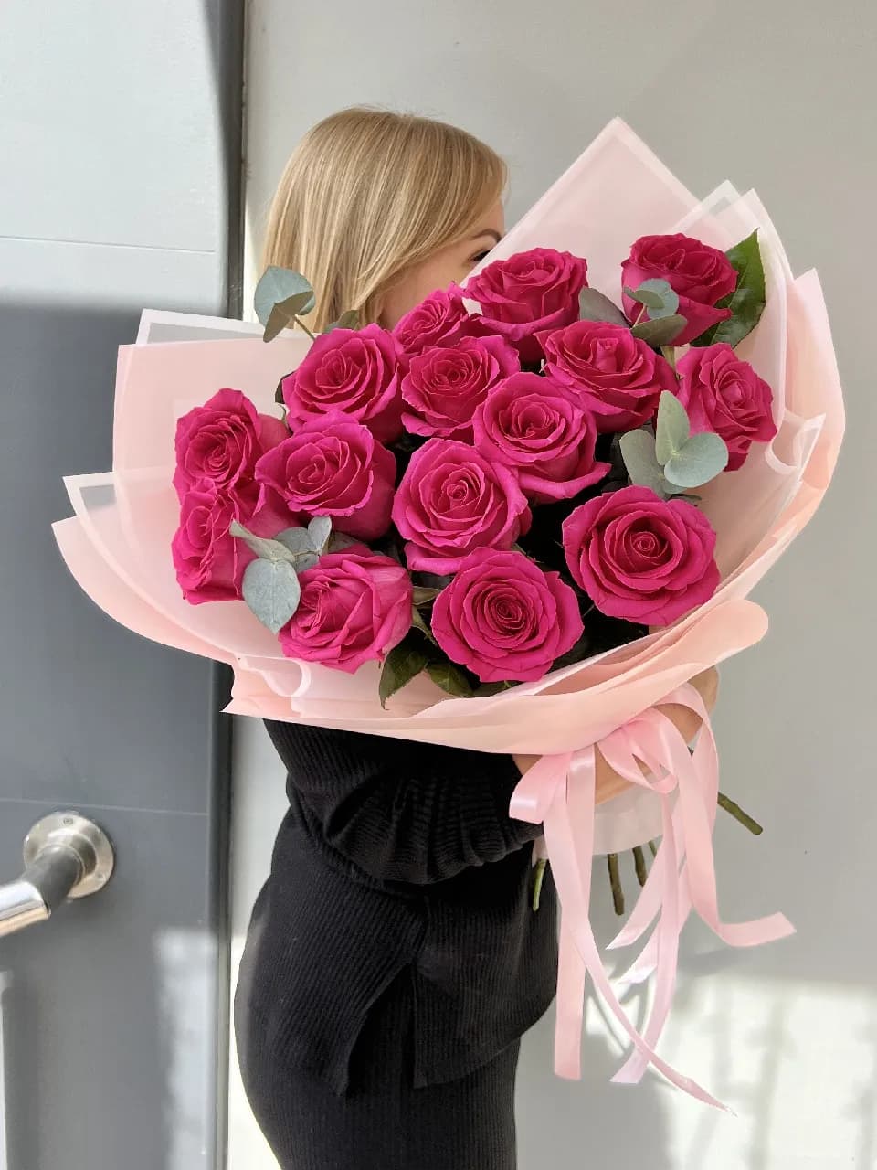 Букет роз "15 Пинк Флойд с эвкалиптом"