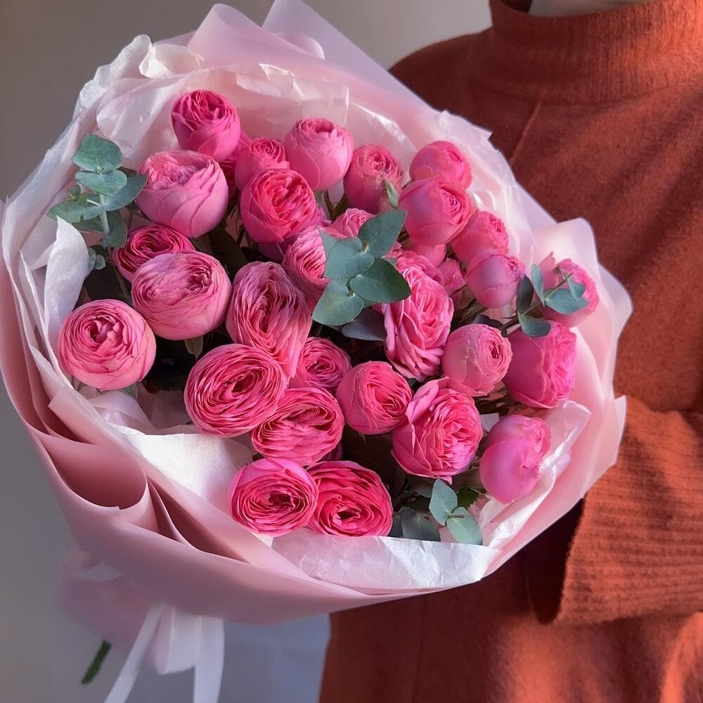 Букет кустовых пионовидных роз "7 Жизель с эвкалиптом"