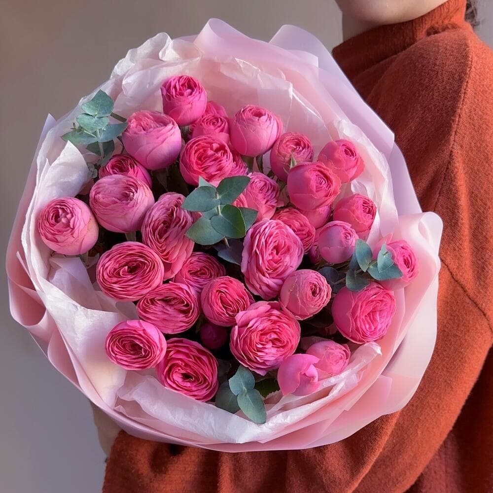 Букет кустовых пионовидных роз "7 Жизель с эвкалиптом"