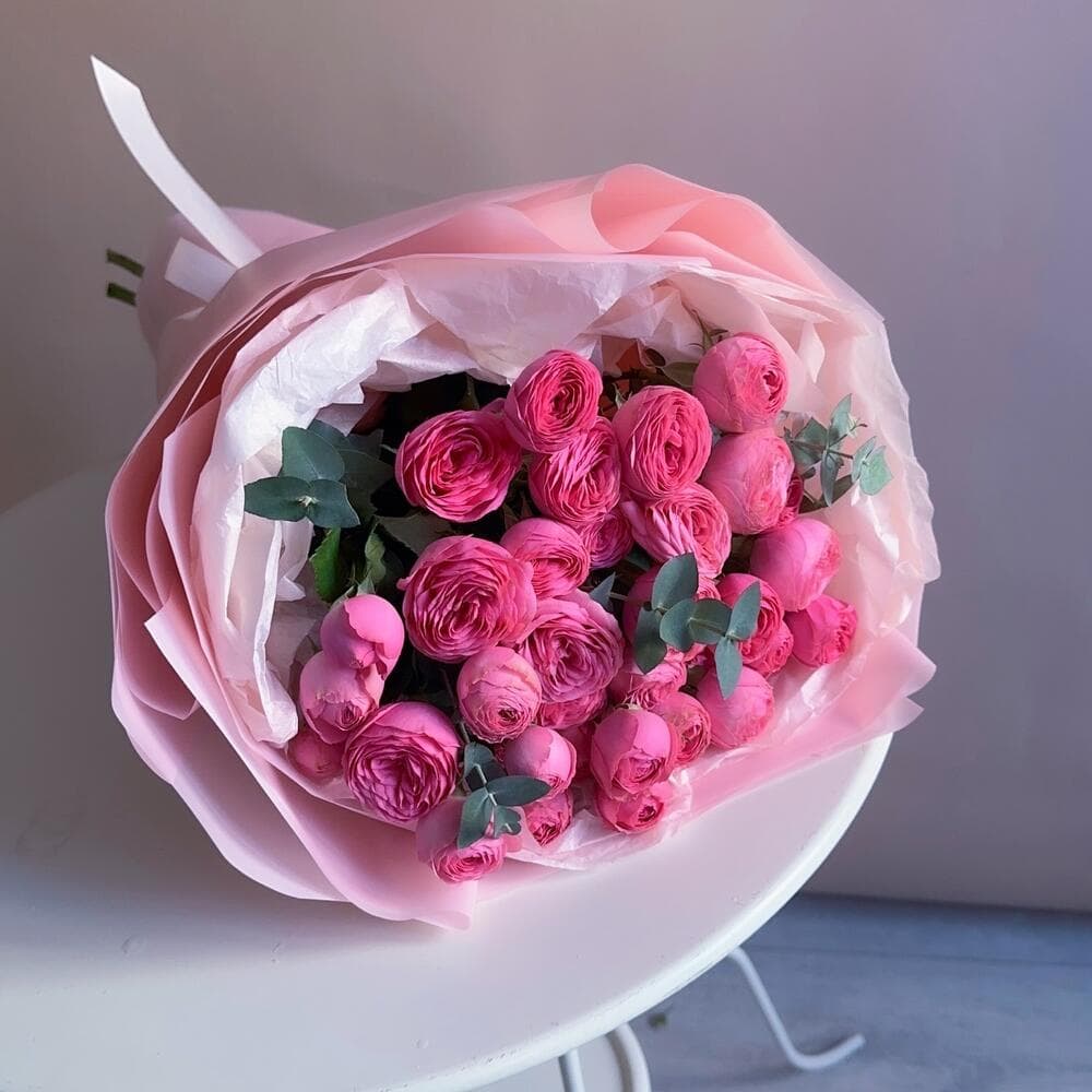 Букет кустовых пионовидных роз "7 Жизель с эвкалиптом"