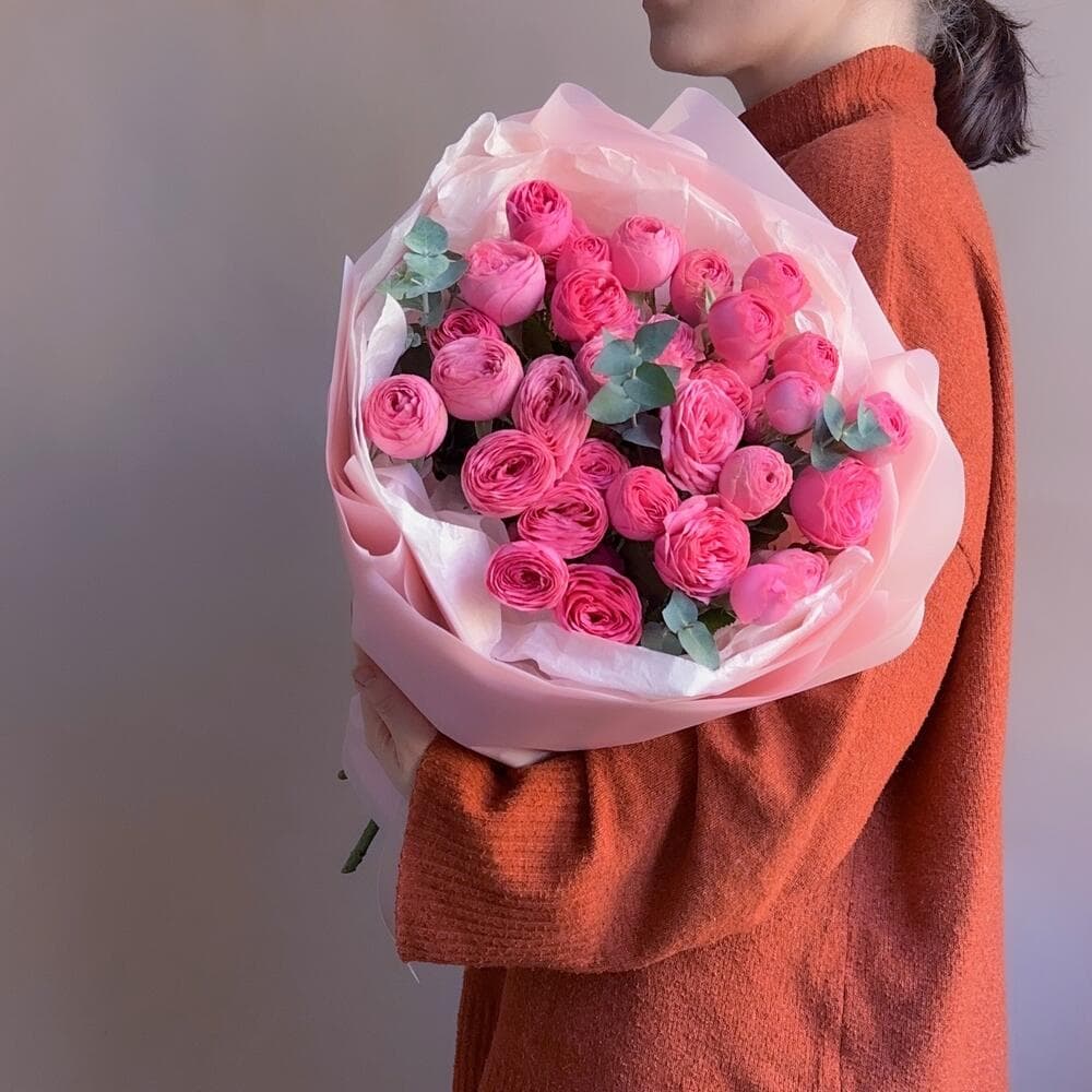 Букет кустовых пионовидных роз "7 Жизель с эвкалиптом"