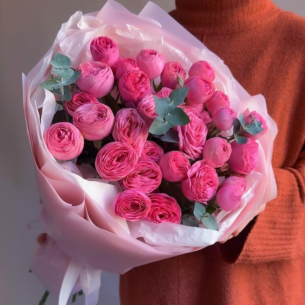 Букет кустовых пионовидных роз "7 Жизель с эвкалиптом"