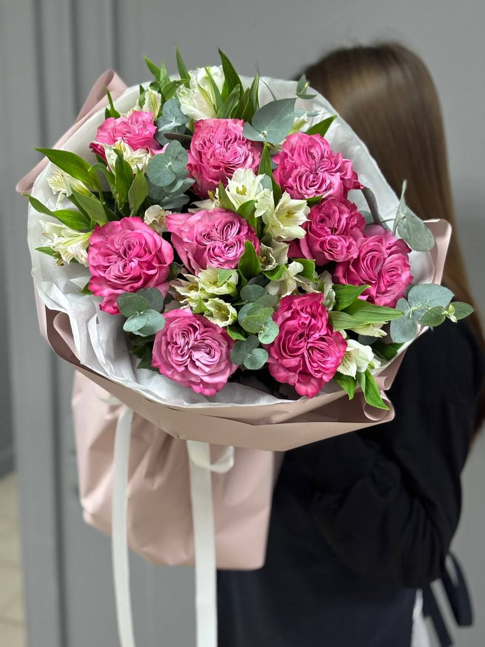 Составной букет "Кантри Блюз с белой альстромерией"