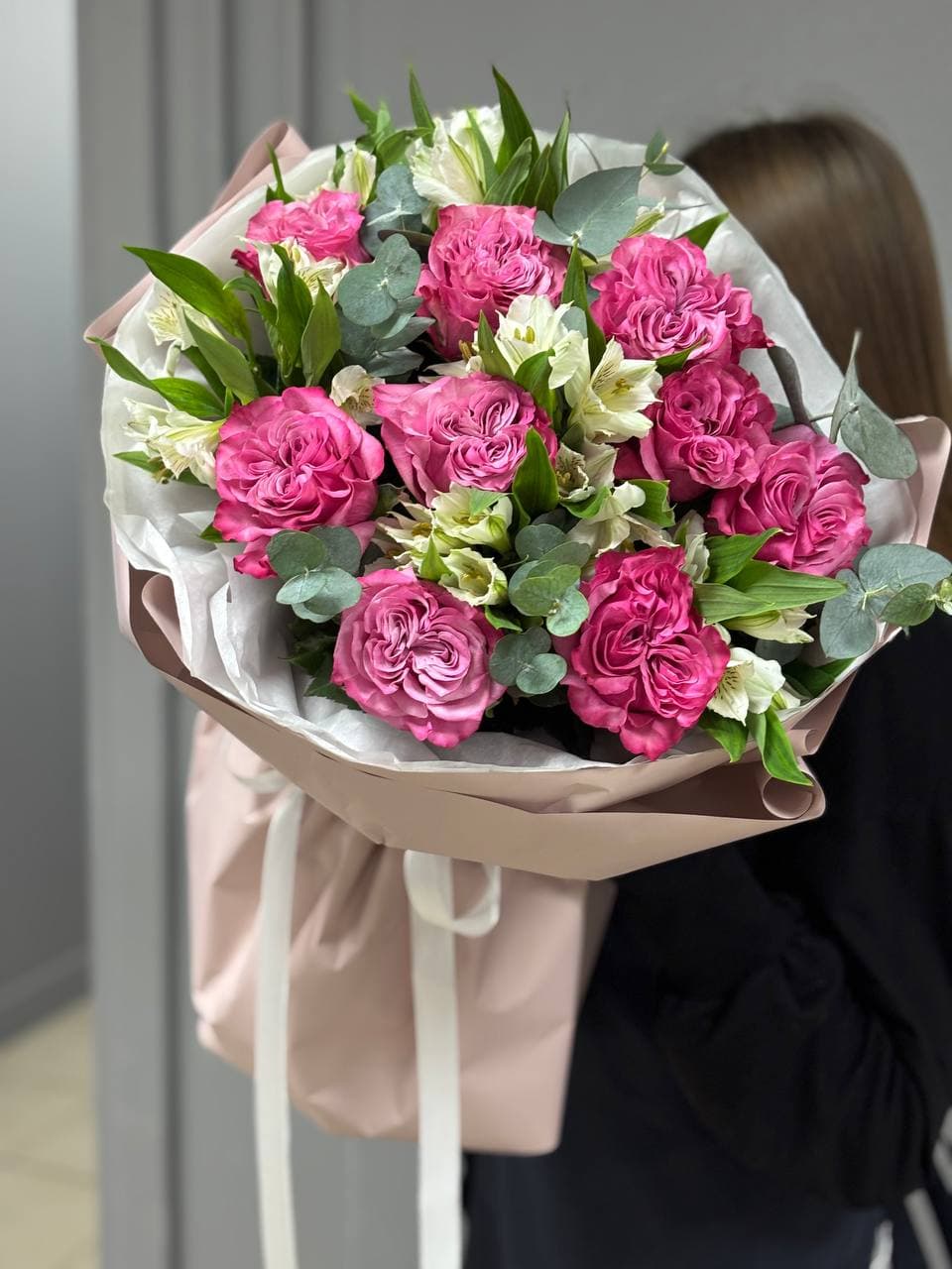 Составной букет "Кантри Блюз с белой альстромерией"