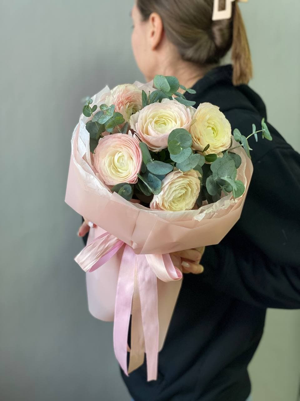 Букет "5 ранункулюсов с эвкалиптом"