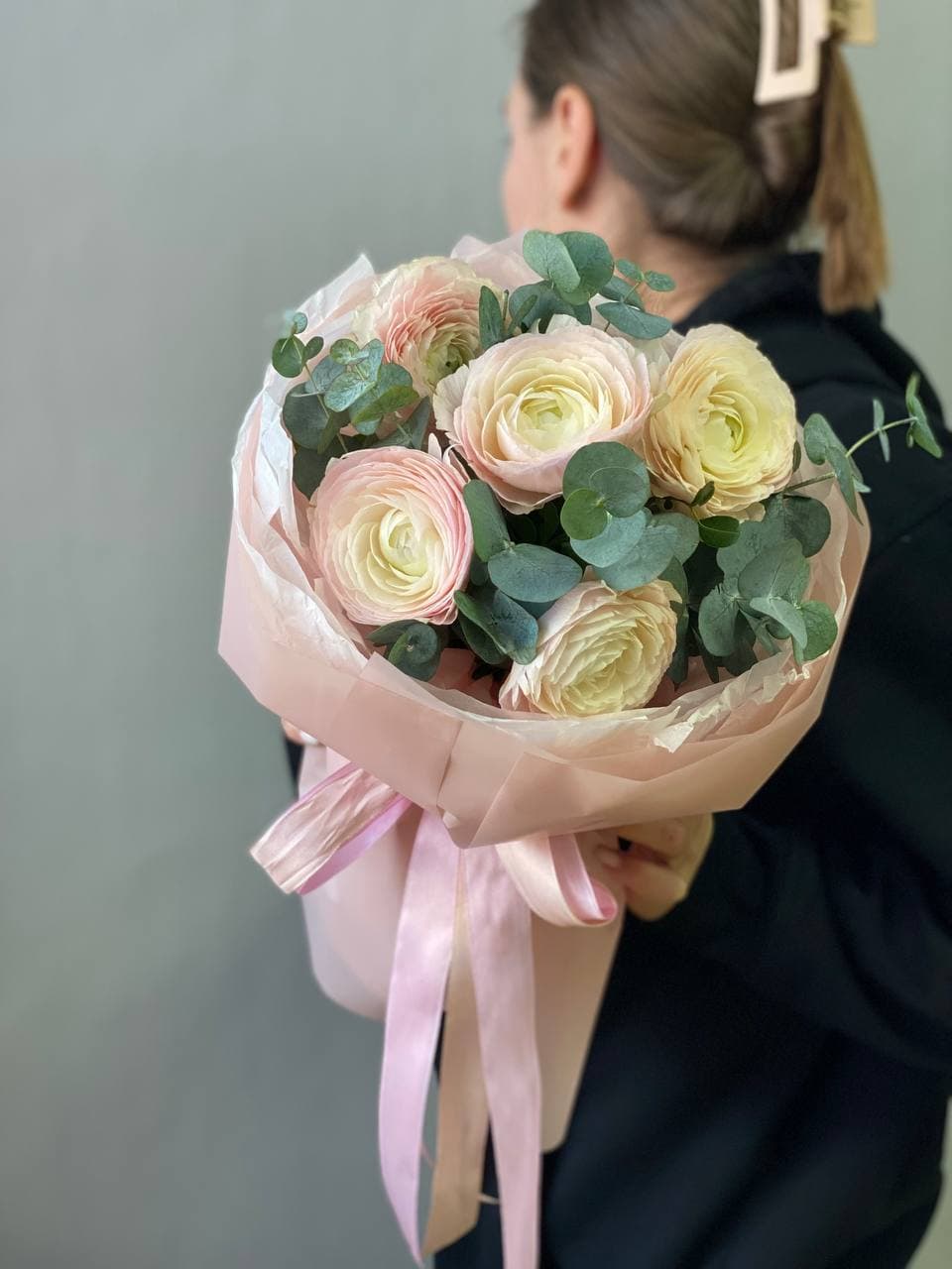 Букет "5 ранункулюсов с эвкалиптом"