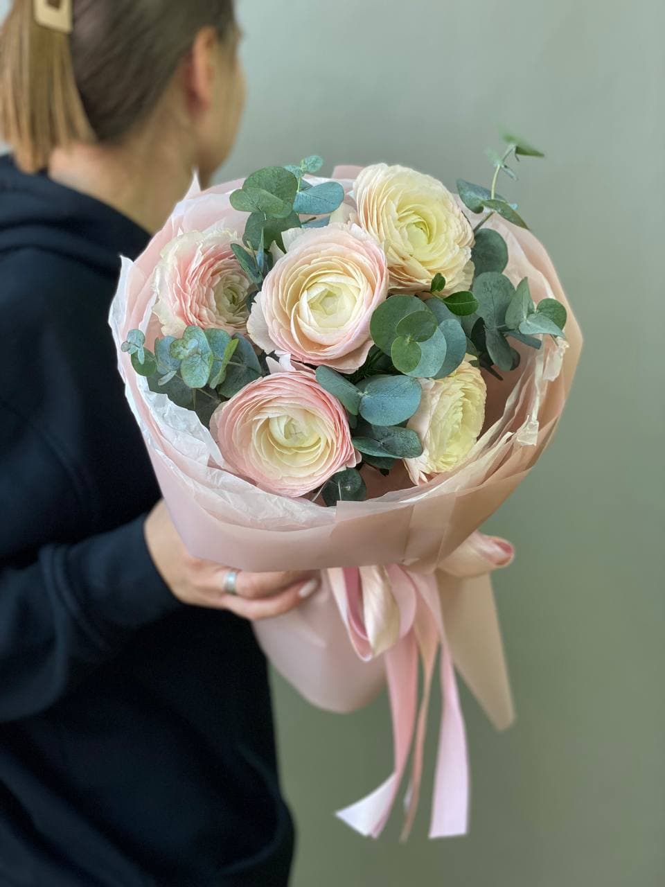 Букет "5 ранункулюсов с эвкалиптом"