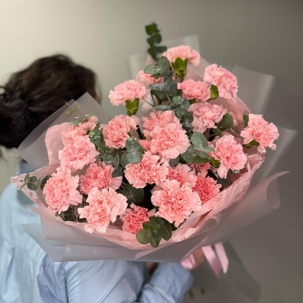 Букет гвоздик "25 розовых с эвкалиптом"