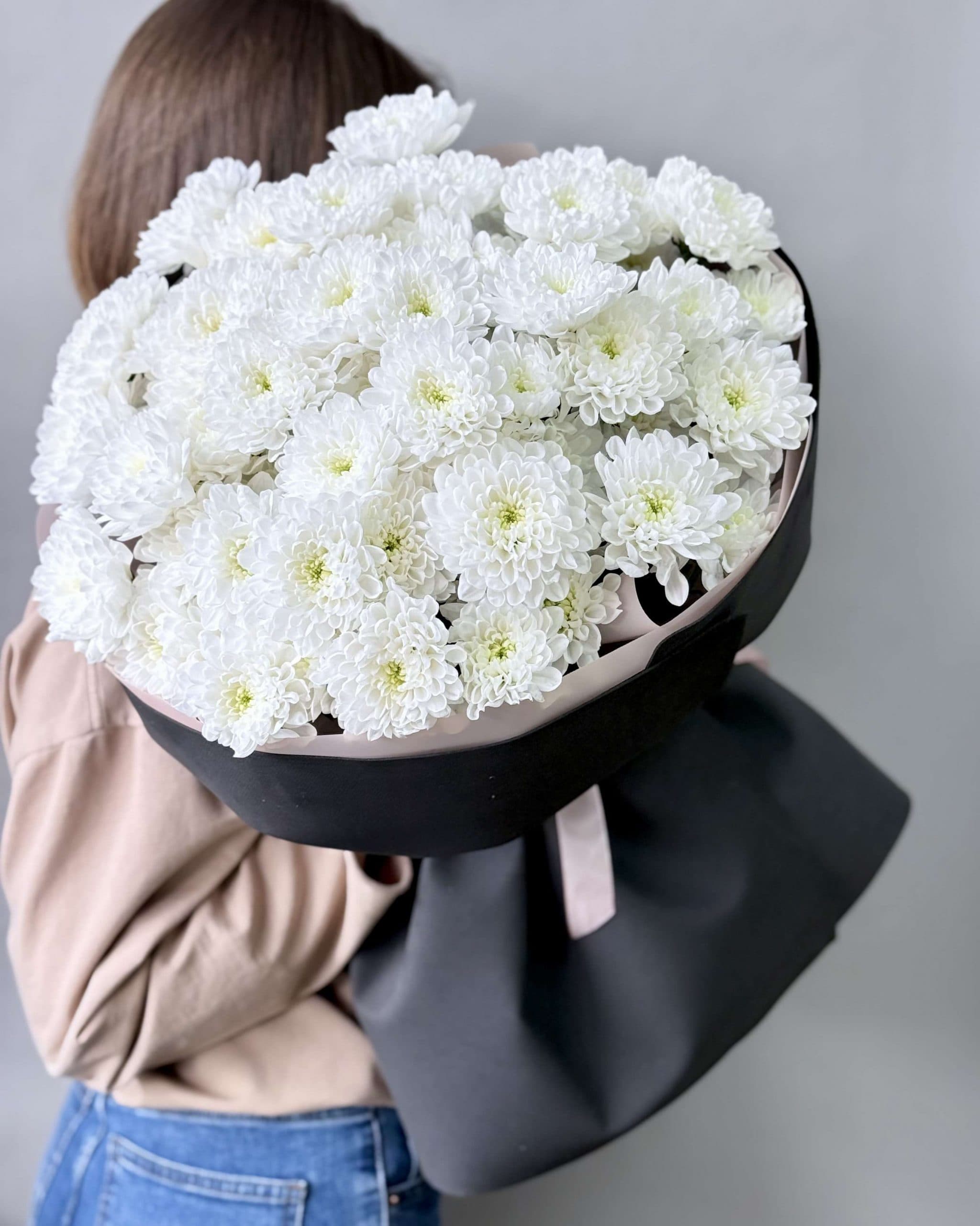 Букет хризантем "11 Алтай в черном"