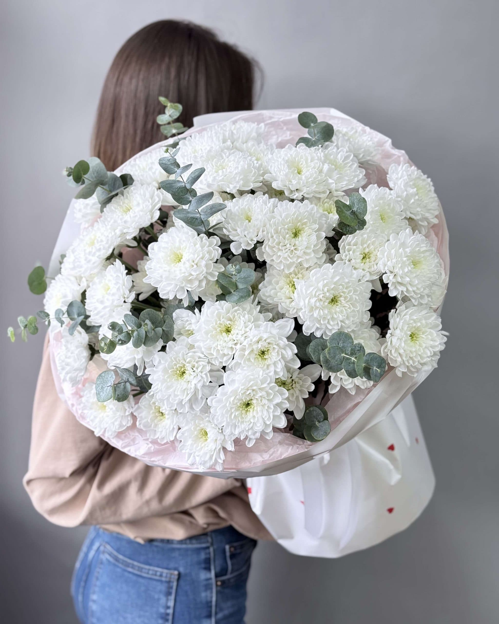 Букет хризантем "9 Алтай с эвкалиптом"