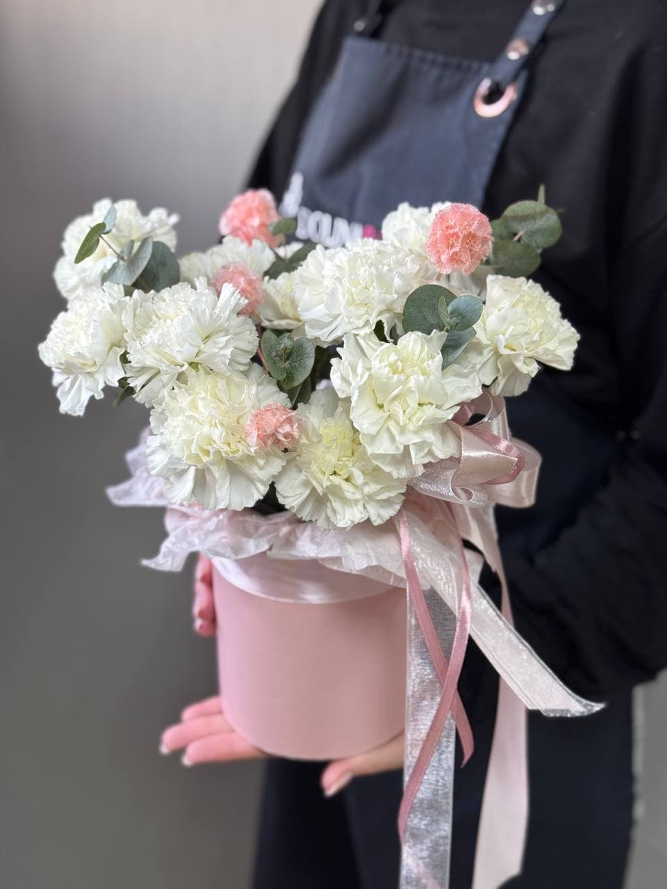 Коробка гвоздик "Белая скабиоза"