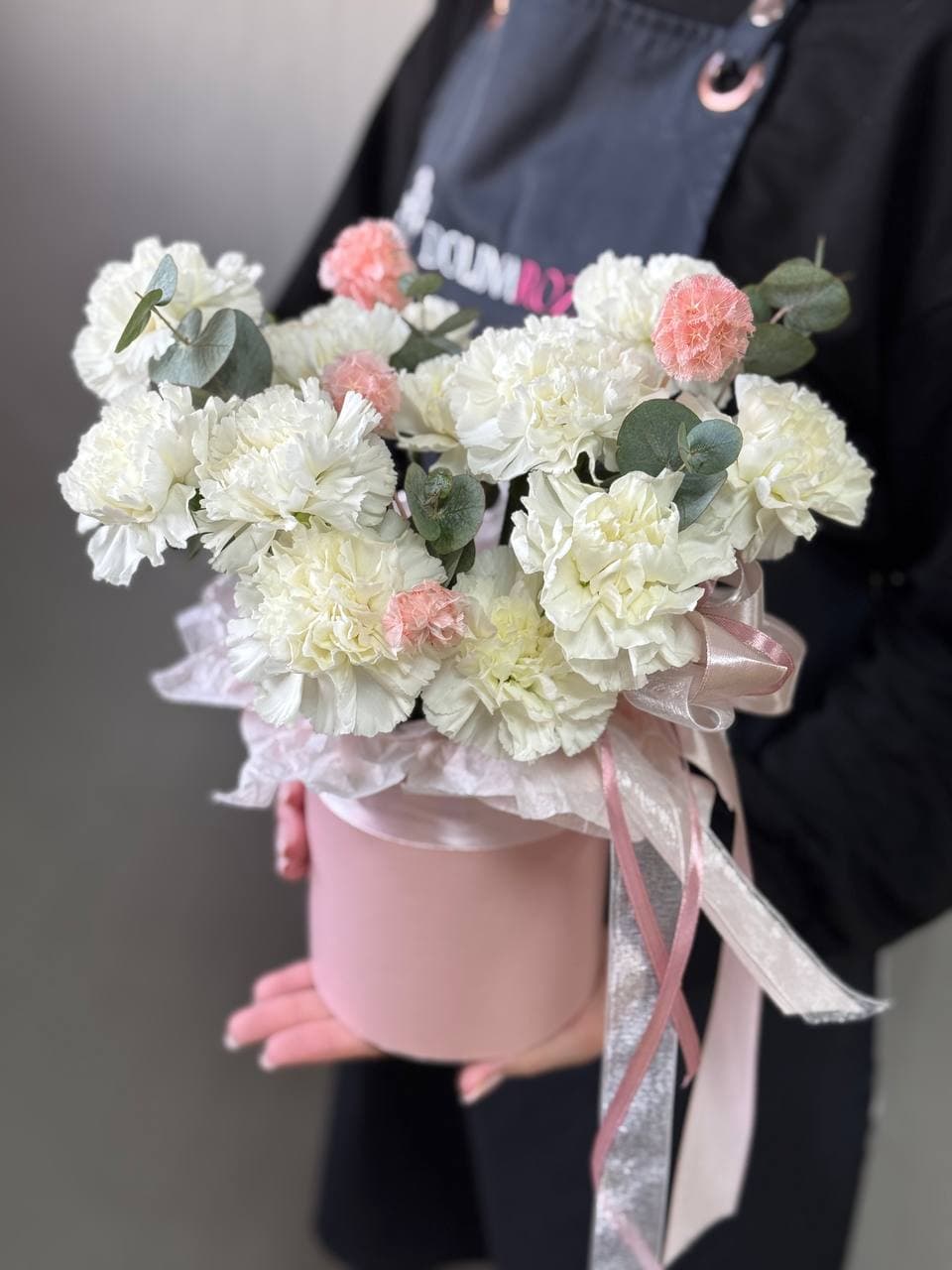 Коробка гвоздик "Белая скабиоза"