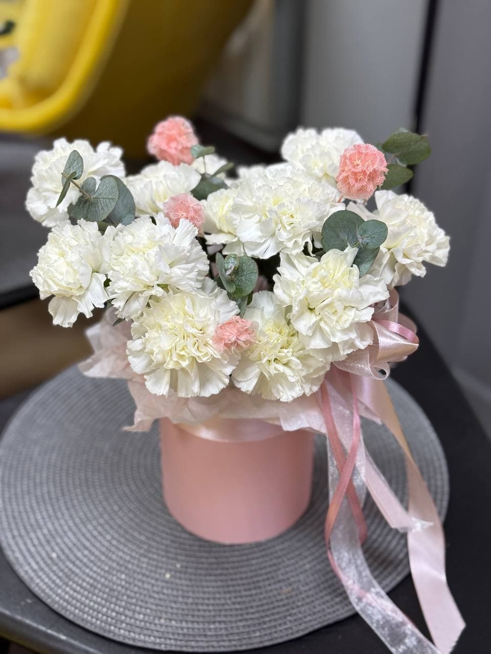 Коробка гвоздик "Белая скабиоза"