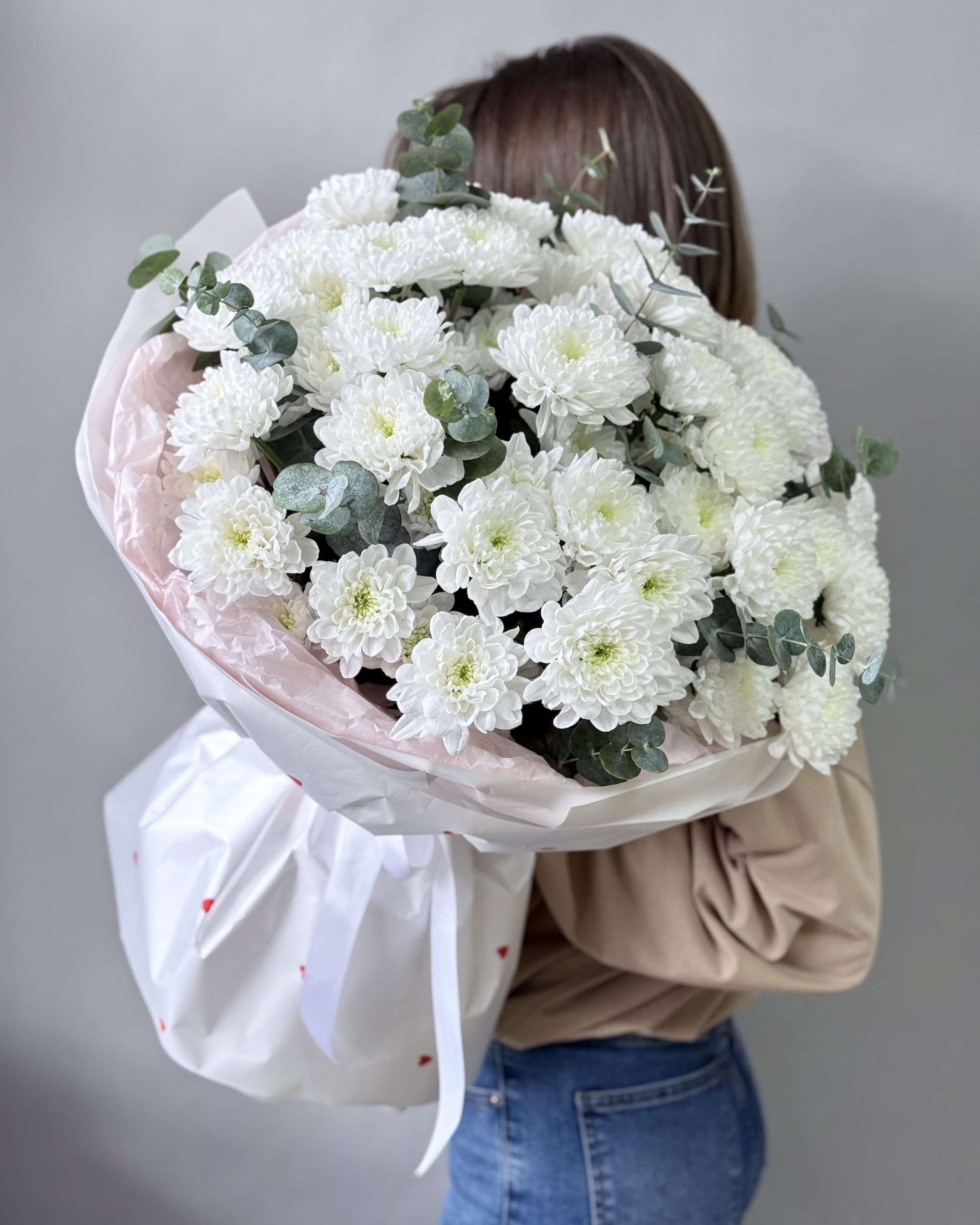 Bouquet of chrysanthemums "9 Altai with eucalyptus"
