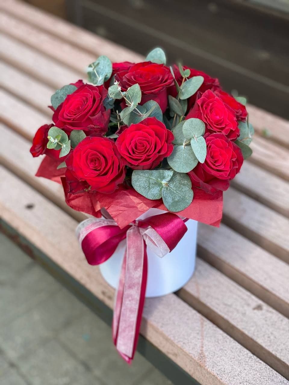 Roses in a box "11 Rhodes with eucalyptus"