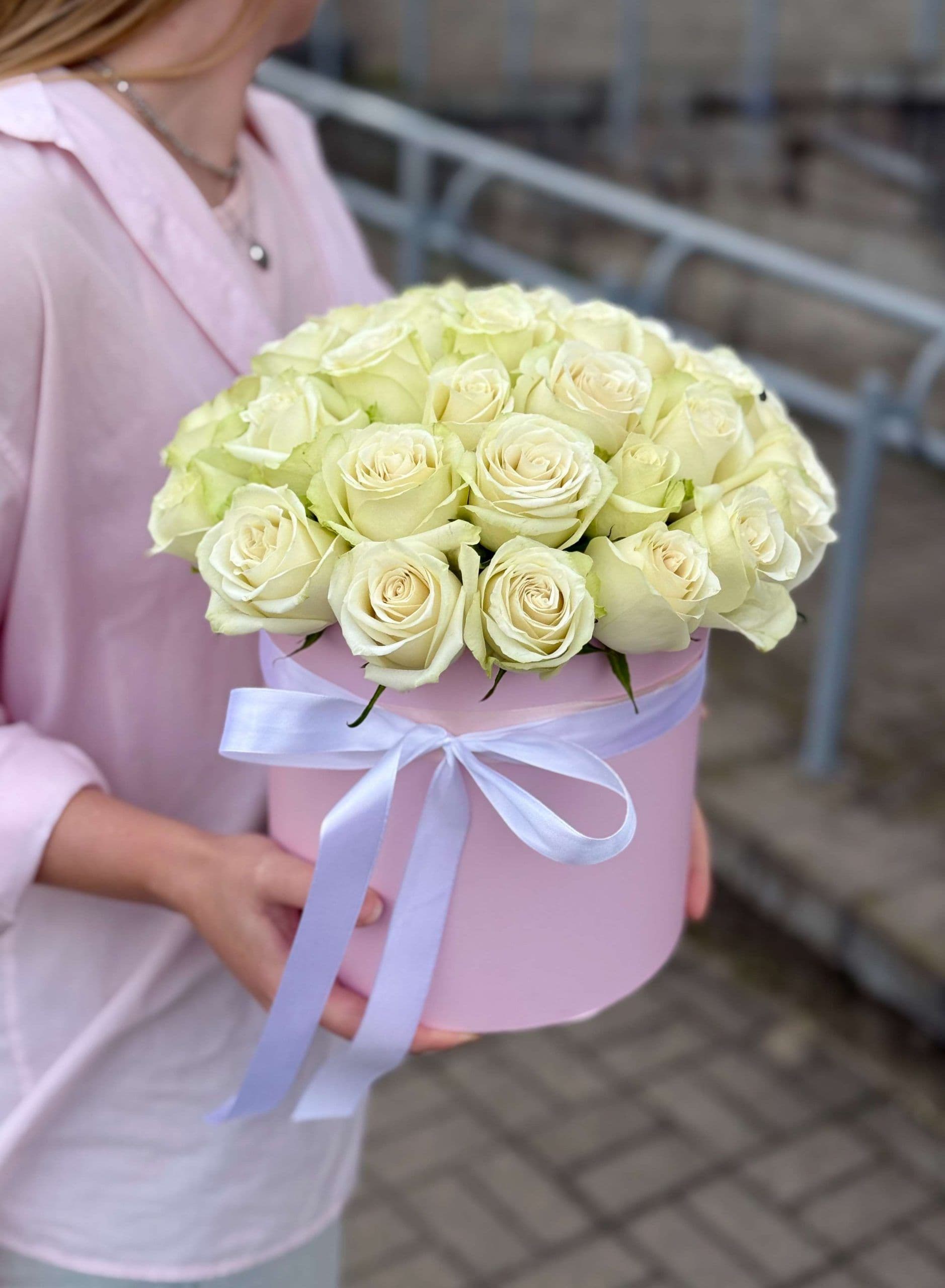 Roses in a box "White 35"