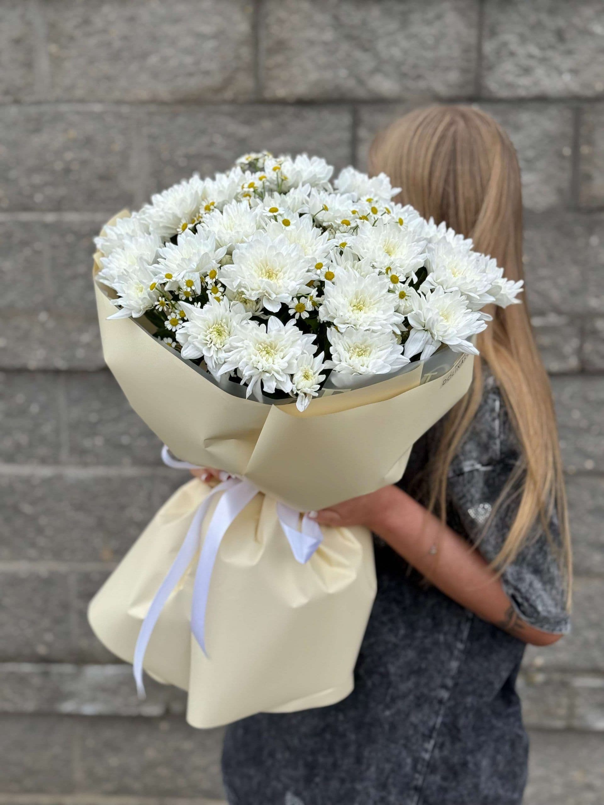 Bouquet of chrysanthemums "Freya"