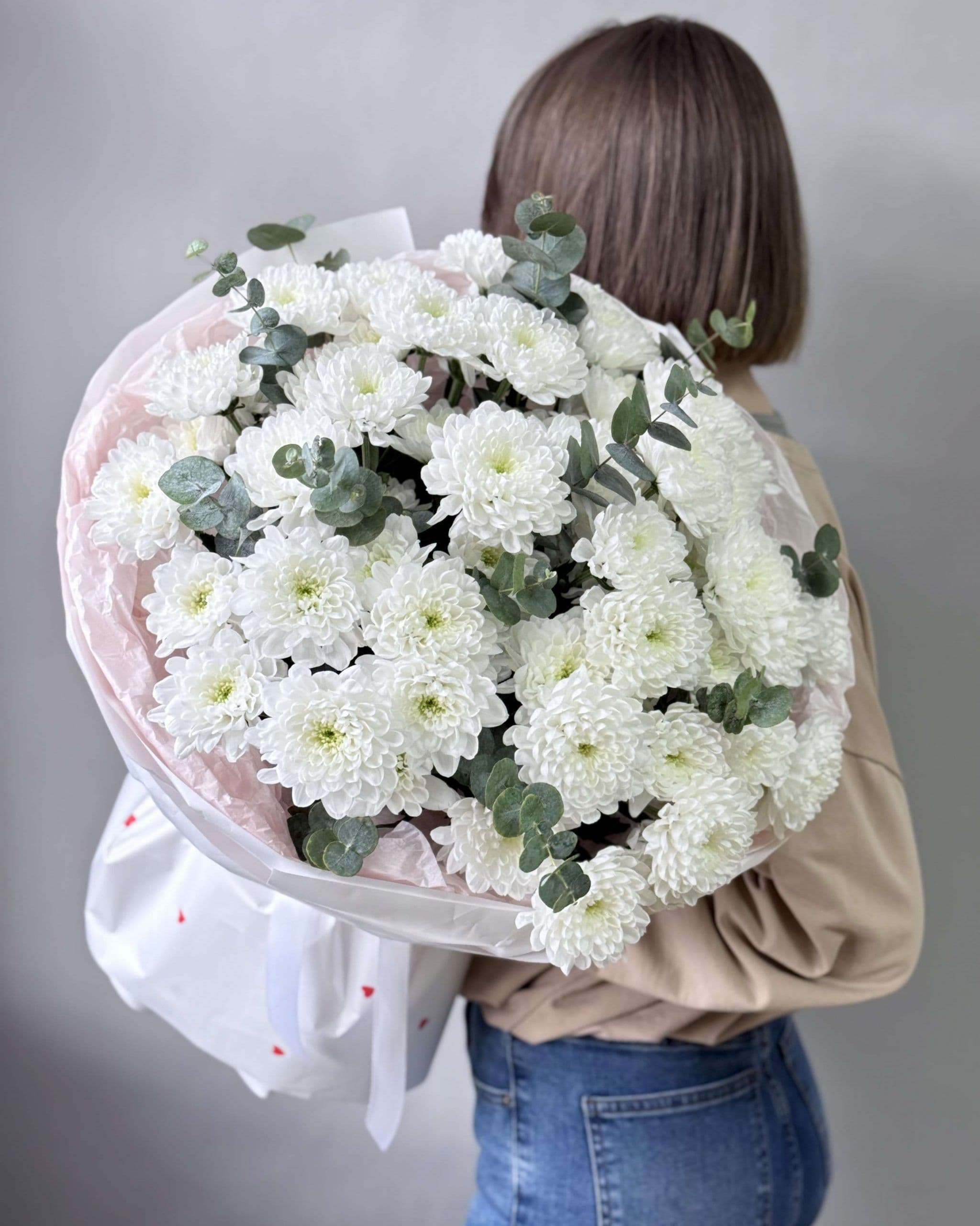 Bouquet of chrysanthemums "9 Altai with eucalyptus"