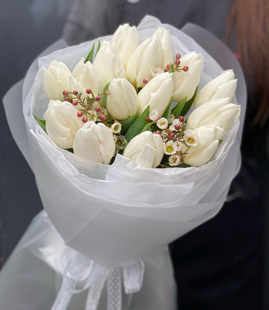 Bouquet of tulips "White chamelacium"