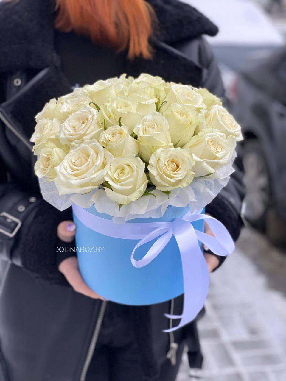 Box with 25 white roses