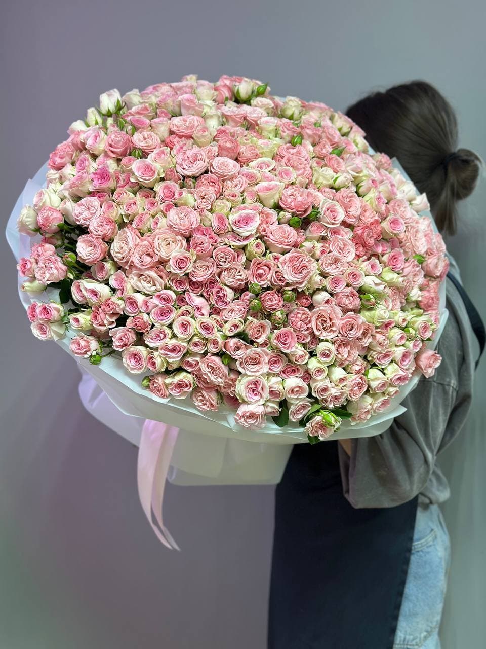 Букет кустовых роз "101 микс Мадам Бомбастик и Гуд Муд"