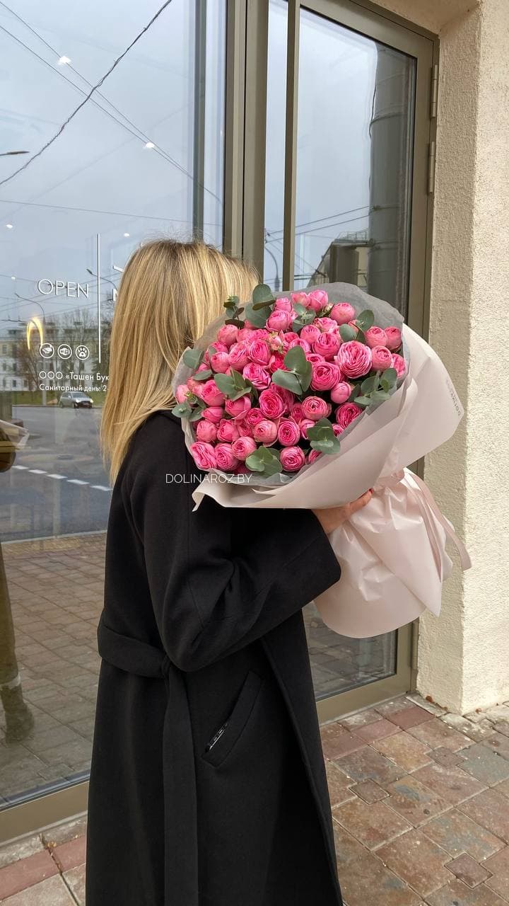 Букет кустовых роз "Малиновый сон"