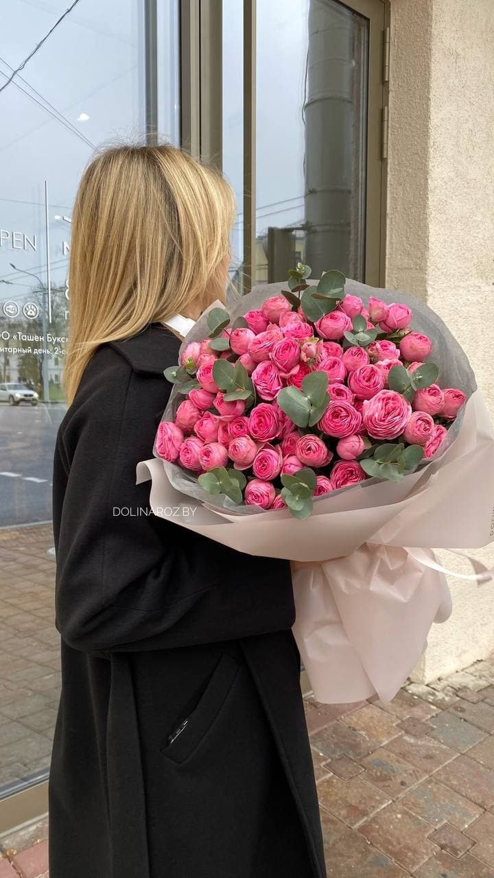 Букет кустовых роз "Малиновый сон"