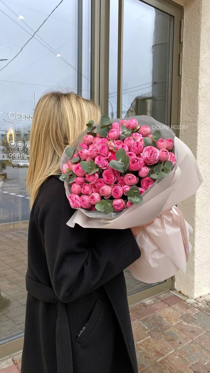 Букет кустовых роз "Малиновый сон"