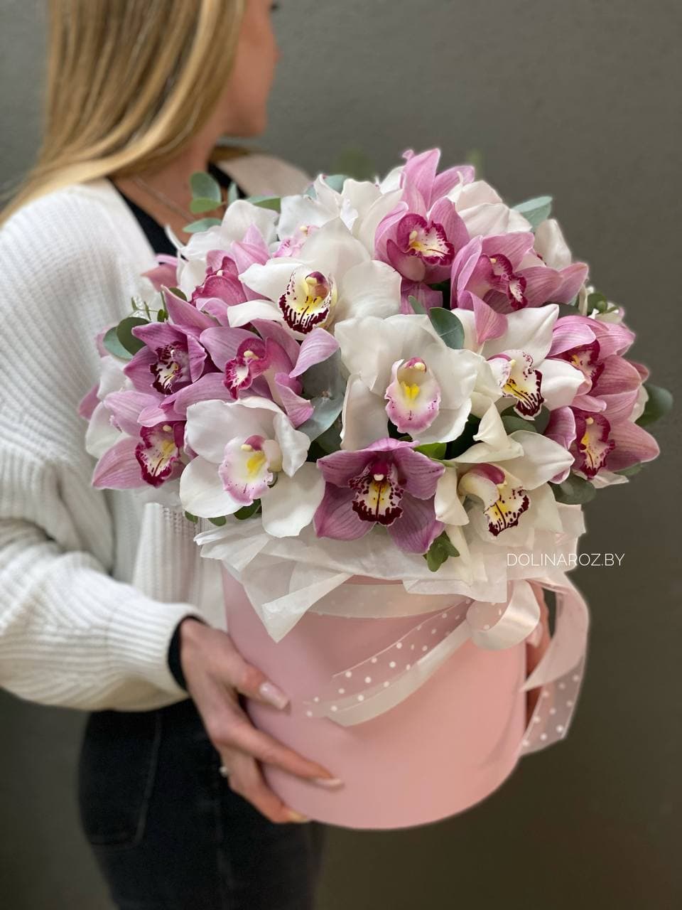 Цимбидиум в коробке "39 с эвкалиптом"